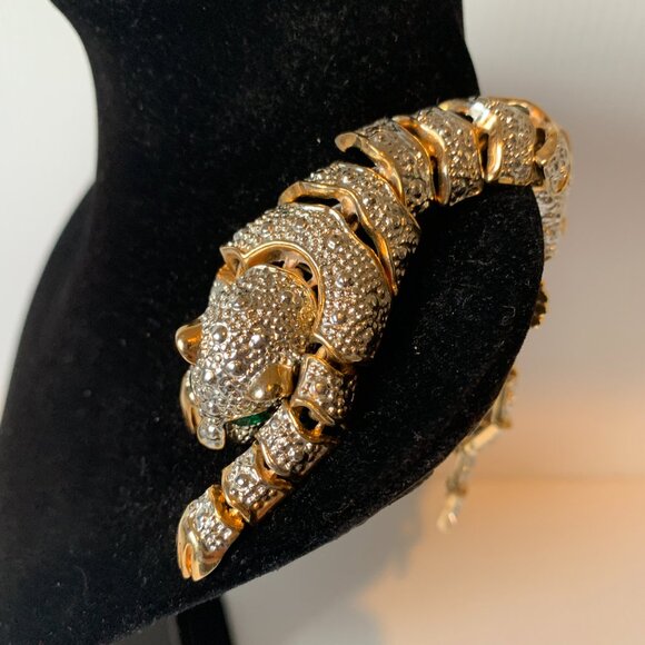 Shoulder brooch articulating Panther with rhinestone and green emerald art deco. - Picture 4 of 5